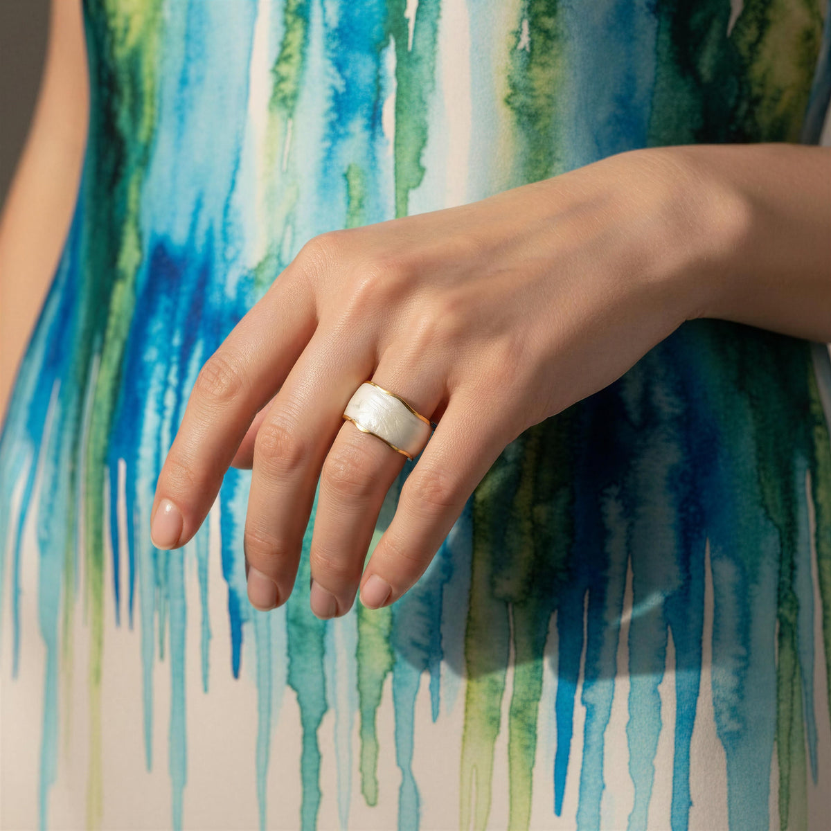 Model wearing the Chica Chica Jewelry- Duna Ring - Alabastro.