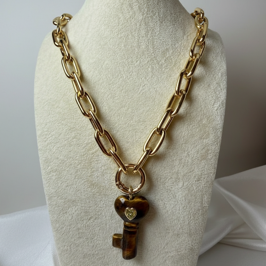 La Vita Forte – Tigret on a mannequin bust.